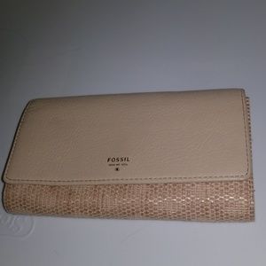 NWT ❤ Fossil Sydney barely pink (camel) wallet
